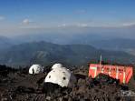 O campo base das expedições que sobem o vulcão Lanín, na região de Junín de Los Andes, na Argentina. A tenda vermelha é do exército argentino